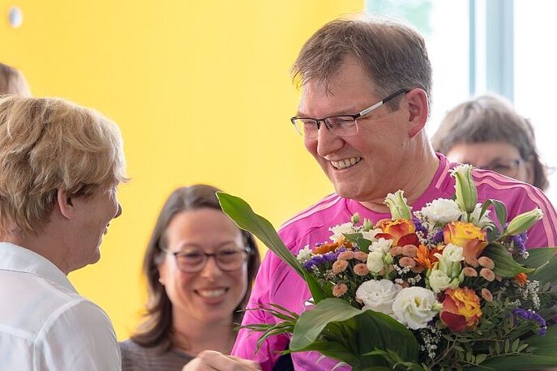Achim Plagentz bekommt einen Blumenstrauß zu seiner Verabschiedung