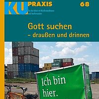 Cover von KU Praxis 68 - ein mobiles Plakat mit der Aufschrift Ich bin hier - Gott